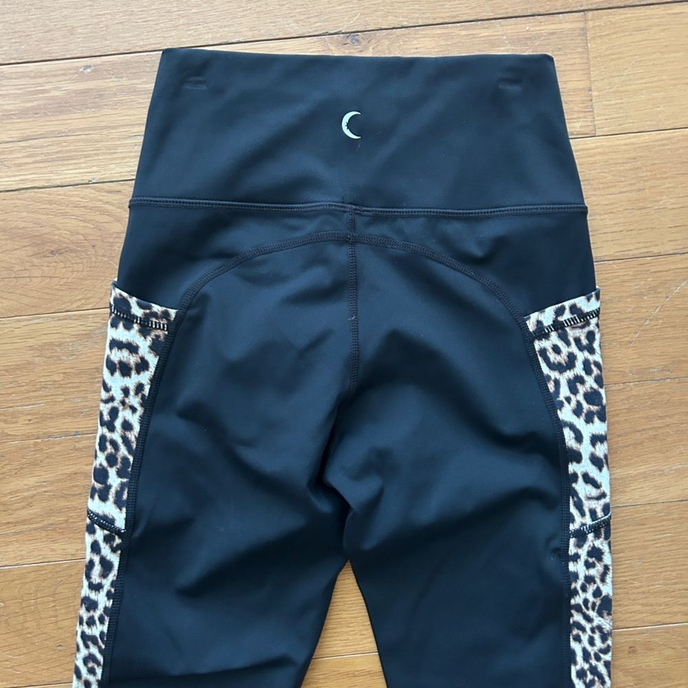 Zyia Active Brilliant Hi Rise Pocket Leopard Side Panel 20” Crop Leggings Size 4 - Picture 6 of 12